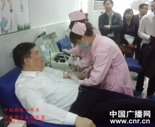 卫生部长陈竺都江堰献血 呼吁爱心人士加入