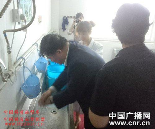卫生部长陈竺都江堰献血 呼吁爱心人士加入
